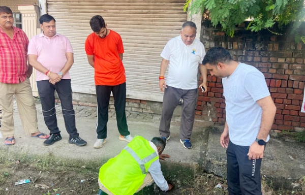 सोनीपत: स्वच्छ, स्वास्थ्य एवं सुंदर अभियान मेयर राजीव जैन मौके पर पहुंचे हुए