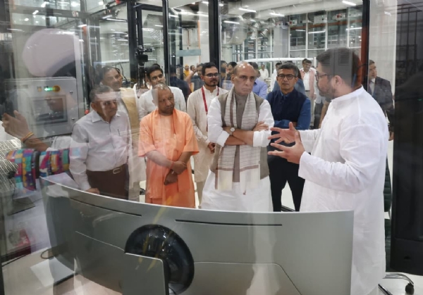 रक्षा मंत्री राजनाथ सिंह मुख्यमंत्री योगी आदित्यनाथ के साथ रक्षा उपकरण एवं ड्रोन निर्माण इकाई का जायजा लेते हुए।