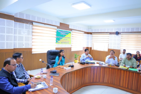 आत्मा परियोजना की बैठक लेती जिलाधिकारी