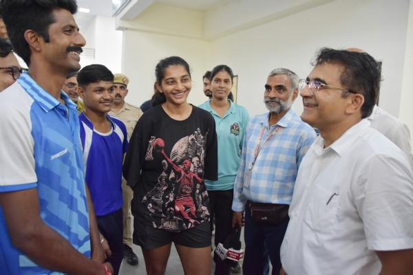 जिला उपायुक्त डॉ हरीश कुमार वशिष्ठ खिलाड़ियों से बात चीत करते हुए
