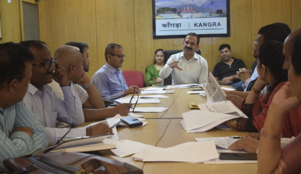 बैठक में मौजूद एडीसी और अन्य अधिकारी।