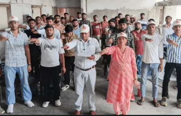 नशे से दूर रहने की शपथ लेते प्रशिक्षु