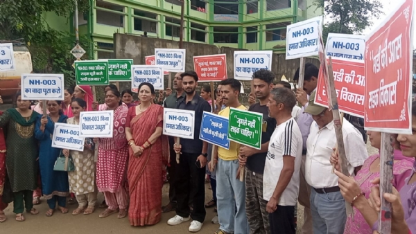 मंडी के तल्याहड़ में धरना-प्रदर्शन करते हुए लोग।