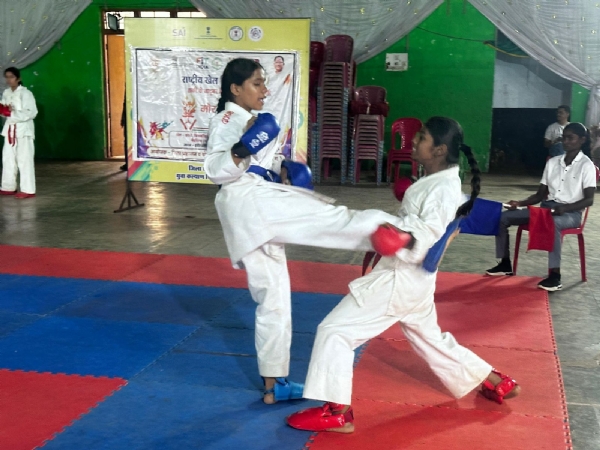 कराते खेलते हुए खिलाड़ी।