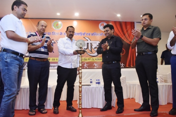 पश्चिमी सिंहभूम जिला ओलंपिक संघ ने उत्कृष्ट खिलाड़ियों और प्रशिक्षकों को मंत्री और उपायुक्त ने किया सम्मानित