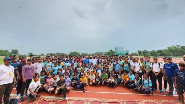 खिलाड़ियों के समूह के साथ राज्य मंत्री गिरीश चंद्र यादव