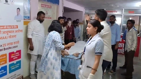 चित्तौड़गढ़ जिले के रावतभाटा में करंट से झुलसे लोगों का चिकित्सालय में उपचार करते नर्सिंगकर्मी।