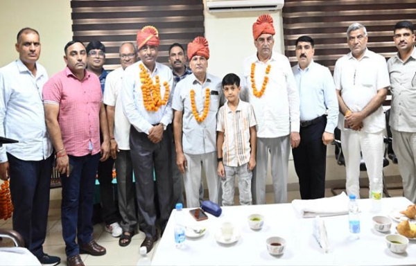 सोनीपत: पुलिस अधिकारियों और कर्मचारियों ने उन्हें भावभीनी विदाई देते हुए अधिकारी।