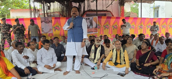 अररिया फोटो:धरना प्रदर्शन को संबोधित करते एमपी