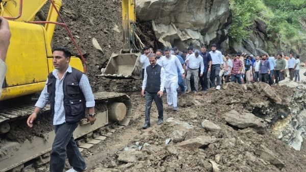 सीएम आपदा प्रभावित इलाके में सर्वेक्षण करते हुए