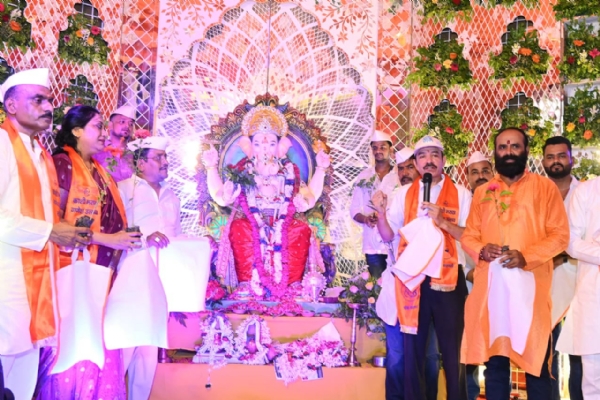 पूजा पंडाल में विशिष्ट जन