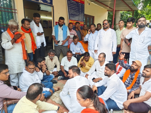 चितईपुर थाने पर विरोध जताते भाजपा कार्यकर्ता
