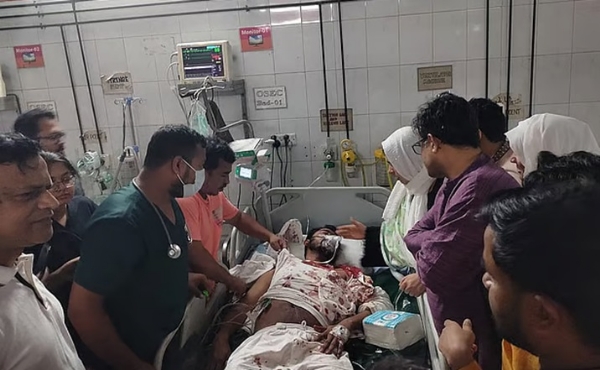 गोनो अधिकार परिषद के अध्यक्ष नूरुल हक गंभीर रूप से घायल हैं। उनका ढाका मेडिकल कॉलेज अस्पताल में इलाज चल रहा है। फोटो - प्रोथोम आलो