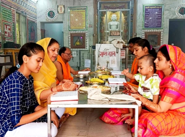पर्व में शामिल श्रद्धालु