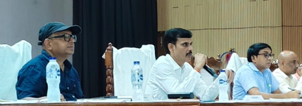 बेसिक शिक्षा विभाग की बैठक में डीएम व अन्य अधिकारी