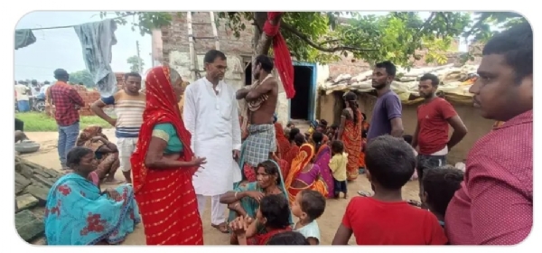 दुर्घटना के बाद जमी भीड़