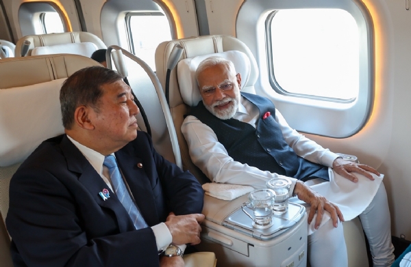 भारतीय प्रधानमंत्री नरेन्द्र मोदी ने जापान में एक घंटे में 320 किलोमीटर की रफ्तार से दौड़ने वाली शिंकानसेन बुलेट ट्रेन की सवारी की है। उनके साथ इस सफर में जापान के प्रधानमंत्री इशिबा भी रहे। प्रधानमंत्री मोदी ने अपने आधिकारिक एक्स हैंडल पर इस सफर के फोटो अपलोड किए हैं।