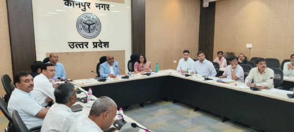 जिलाधिकारी कलेक्ट्रट सभागार में बैठक करते हुए साथ में सीडीओ