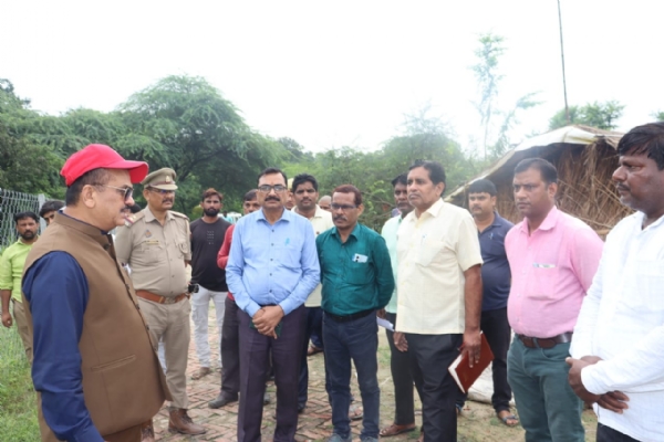 जिलाधिकारी डॉ दिनेश चंद्र सिंह गो शाला का निरक्षण करते हुए