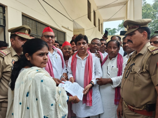 उपजिलाधिकारी को ज्ञापन देते सपा कार्यकर्ता