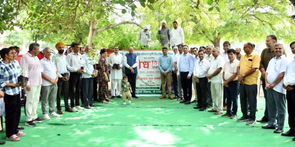 कुलपति प्रो. बीआर कम्बोज औषधीय पौधे वितरित करते हुए।