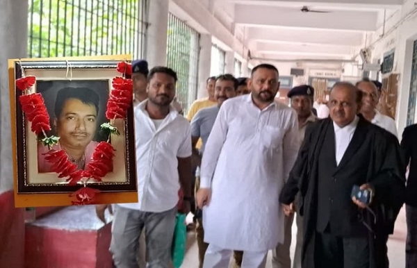 मुजफ्फरपुर स्थित सीबीआई कोर्ट में अधिवक्तागण और दिवंगत राजदेव की फोटो