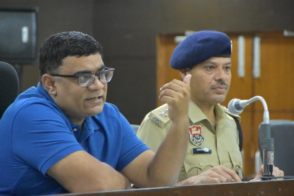 बैठक में बोलते निगम के अतिरिक्त आयुक्त विवेक चौधरी और ट्रैफिक पुलिस उप अधीक्षक सुरेश सैनी