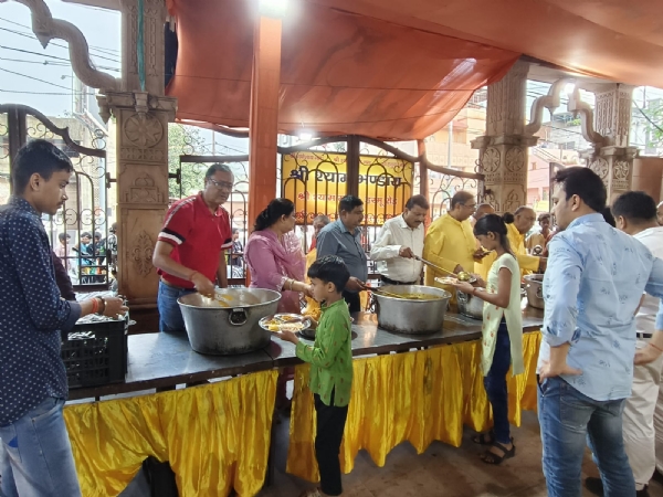 प्रसाद वितरण करते मंडल सदस्यगण