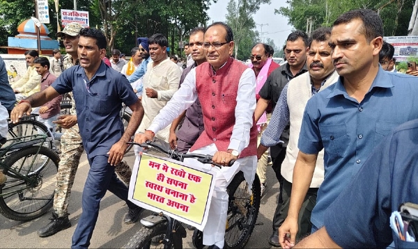 हर गली हर मैदान खेले सारा हिंदुस्तान की थीम पर निकाली गई रैली में केंद्रीय मंत्री ने चलाई साइकिल
