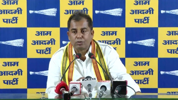 दिल्ली में आम आदमी पार्टी के कार्यालय में  संवाददाता सम्मेलन को संबोधिक करते आआपा विधायक अनिल झा