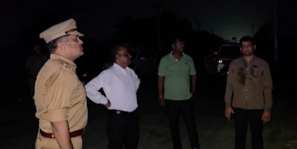 मौके पर मौजूद पुलिस व अधिकारी