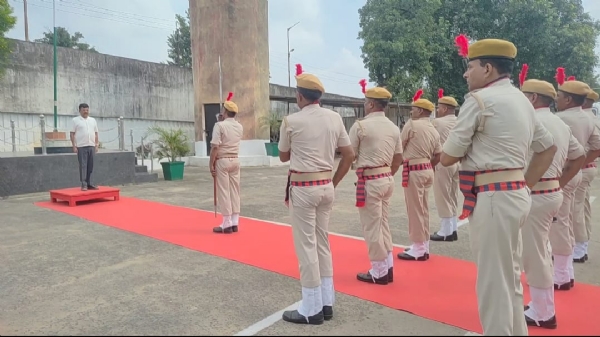 गार्ड ऑफ ऑनर लेते जेल आइजी सुदर्शन मंडल