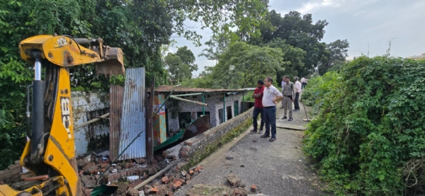 देहरादून में धवस्त मजार।