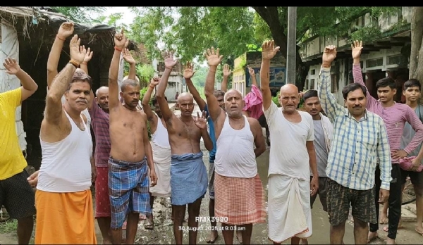 सड़क पर खड़े होकर विरोध प्रदर्शन करते ग्रामीण।