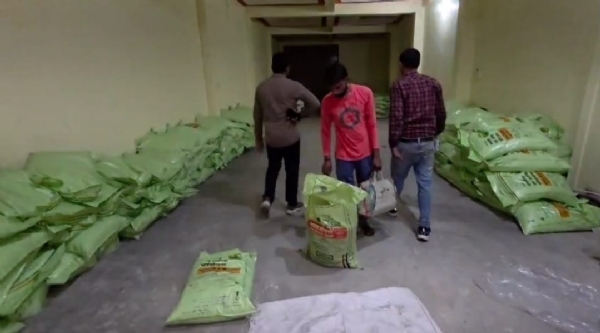 फोटो जाँच पड़ताल करते अधिकारी