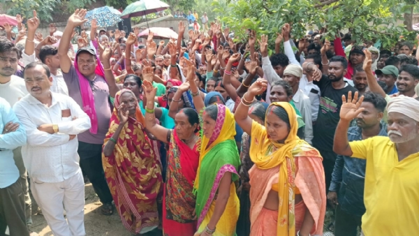 माइंस खुलने का समर्थन करते ग्रामीण