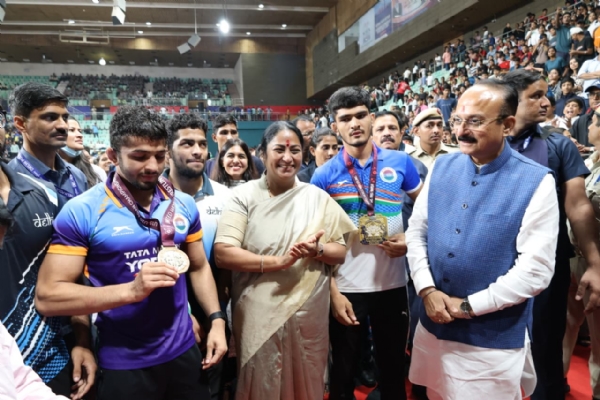 दिल्ली के त्यागराज स्टेडियम में आयोजित संवाद सत्र में खिलाड़ियों  के साथ  दिल्ली की मुख्यमंत्री रेखा गुप्ता और मंत्री आशीष सूद