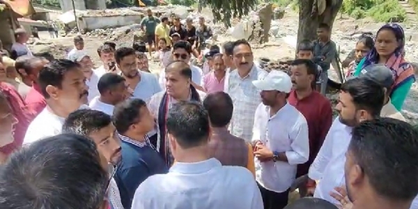 चेपडों आपदा प्रभावित क्षेत्र में प्रभावितों से बातचीत करते हुए राज्य सभा सांसद महेंद्र भट्ट।