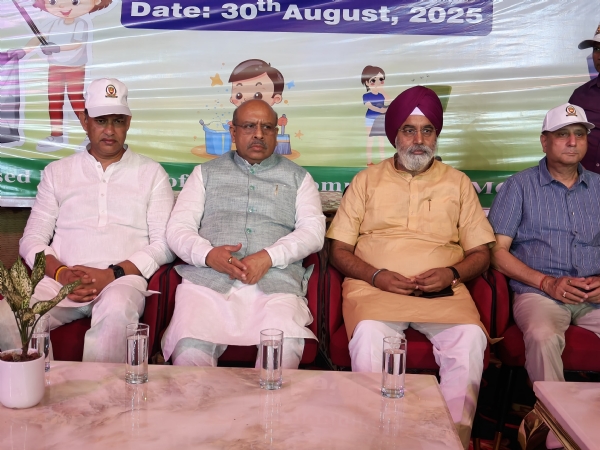 दिल्ली विधानसभा अध्यक्ष विजेंद्र गुप्ता, महापौर राजा इकबाल सिंह के साथ सांसद।