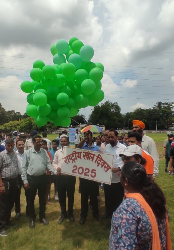 जमशेदपुर के सांसद विद्युतवरण महतो मुख्य अतिथि के रूप में और उप विकास आयुक्त नागेंद्र पासवान विशिष्ट अतिथि के रूप में शामिल