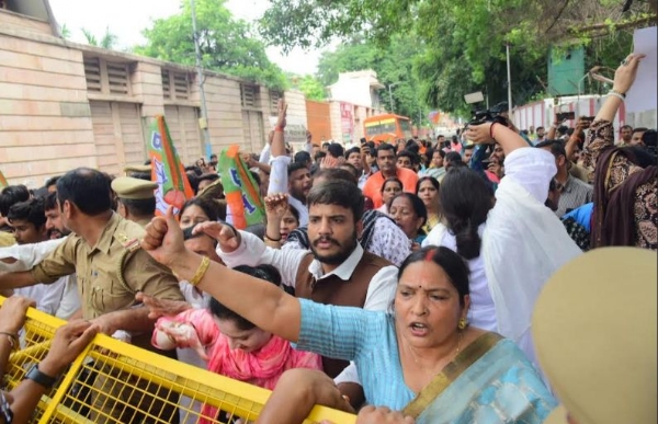 कांग्रेस के विरोध में प्रदर्शन करती भाजपा महिला मोर्चा की कार्यकर्ता