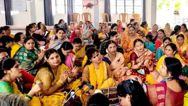 कानपुर में बीएनएसडी शिक्षा निकेतन स्कूल में गणेश महोत्सव पर भजन गाती महिलाओं का छायाचित्र