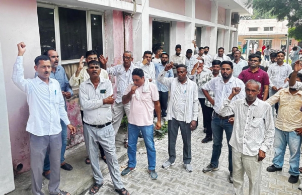 फतेहाबाद। गेट मीटिंग के दौरान नारेबाजी करते बिजली कर्मचारी।