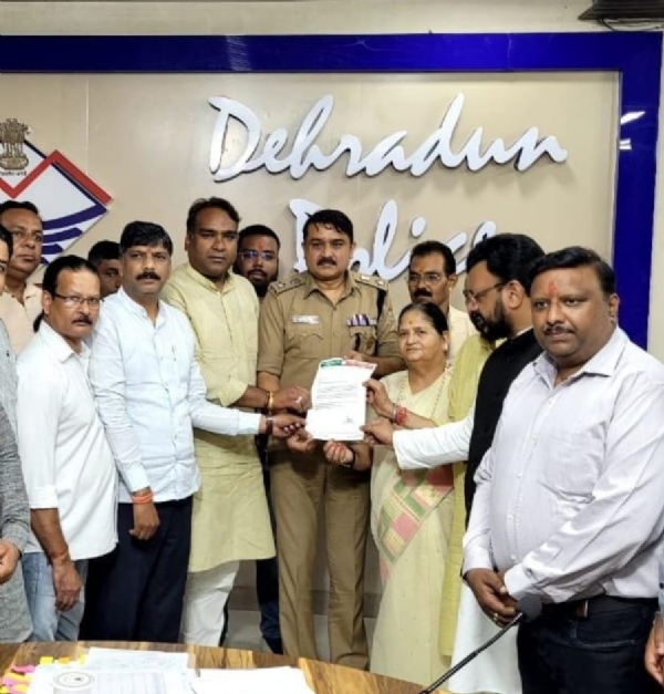 भाजपा जिलाध्यक्ष देहरादून, सिद्धार्थ अग्रवाल की ओर से पुलिस को शिकायत पत्र देते हुए।