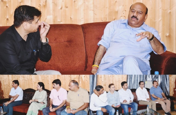 बाढ के हासलाताें की समीकशा करते उपमुखयमंतरी््