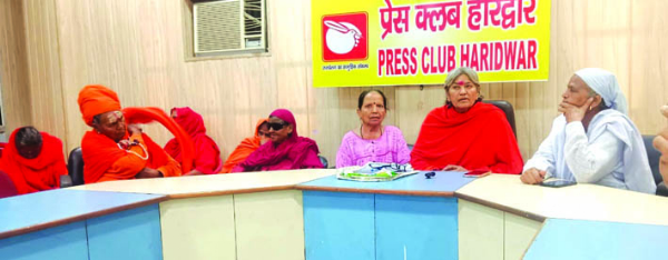 पत्रकारों से वार्ता करती सरोजनी गिरि