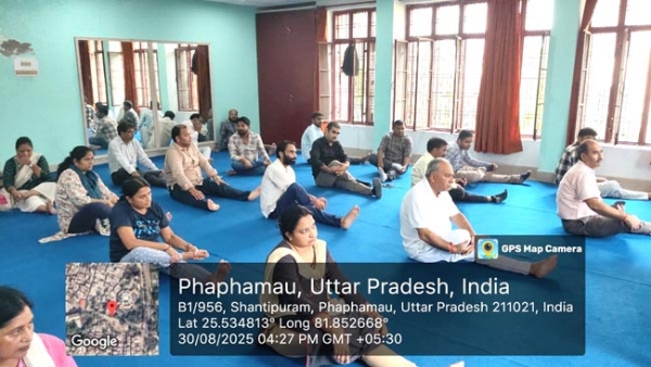 योग करते कुलपति व अन्य