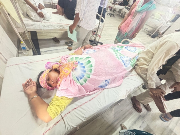 फोटो कैप्शन 30आरटीके1 : पीजीआईएमएस की ईमरजेंसी में भर्ती महिला कर्मचारी -----------