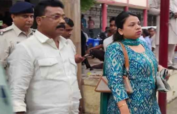 फाइल फोटो पूर्व मंत्री एनोस एक्का और मेनन एक्का