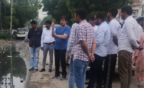 सिरसा शहर में सफाई व्यवस्था की जानकारी लेते एडीसी।